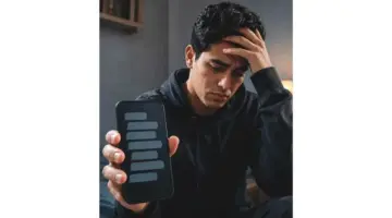 شاب يوثّق بهاتفه اعتداء فتاة عليه بالسبّ